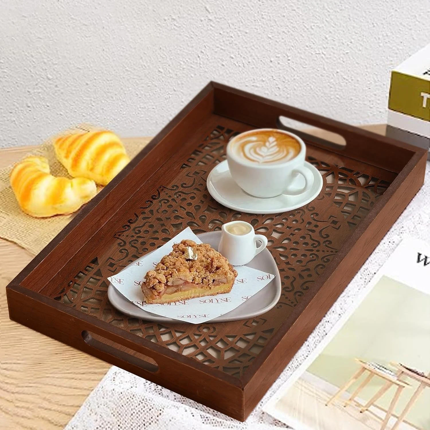 Коричневый деревянный прямоугольный поднос с ручками декоративный