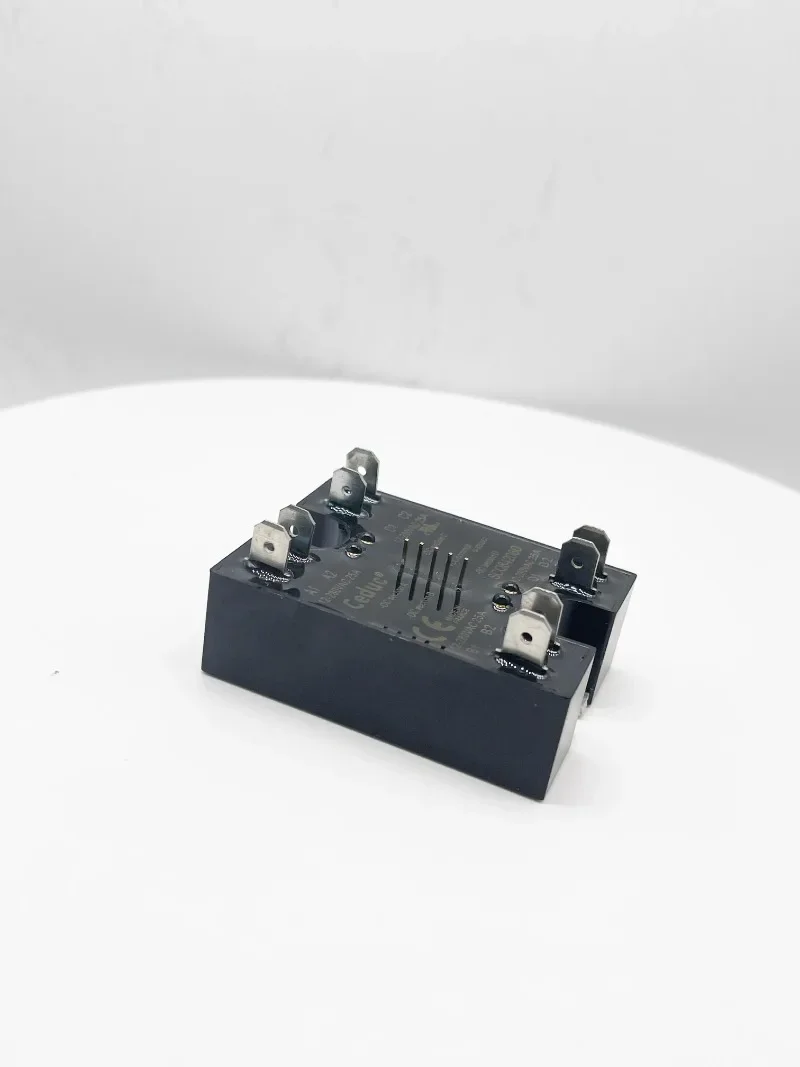 4-полюсное твердотельное реле SCQ 842060 планом TD2420Q