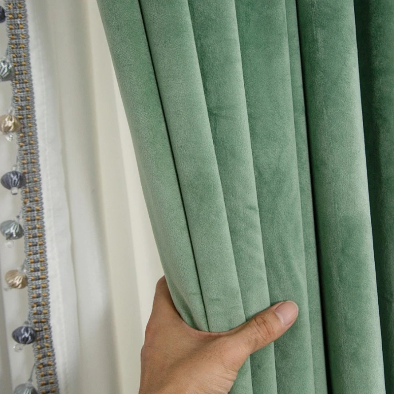 Бархатные затемняющие шторы для спальни с роскошными помпонами синего павлина