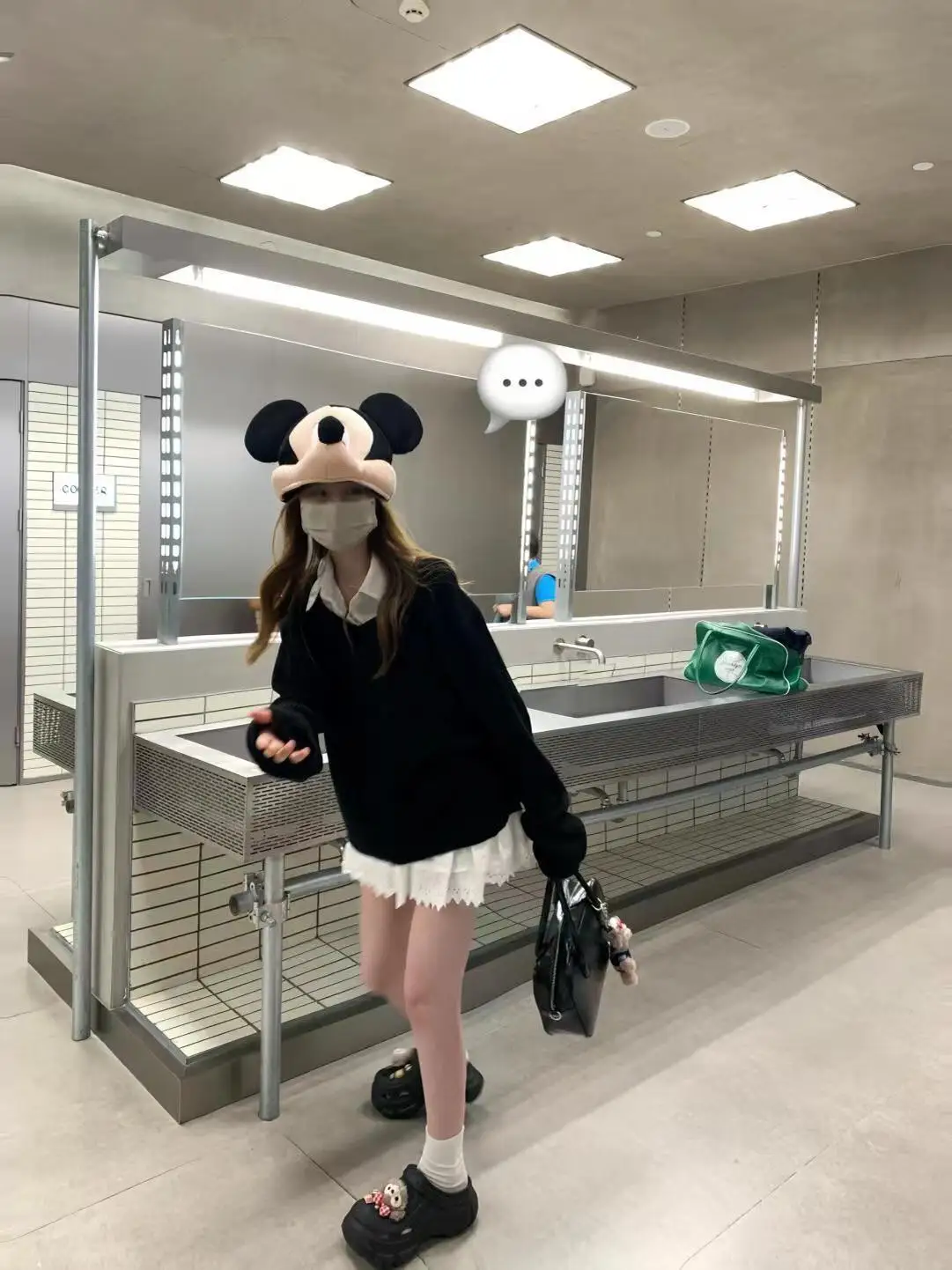 Расслабленное ощущение ленивая перекрывающаяся одежда черный свитер с