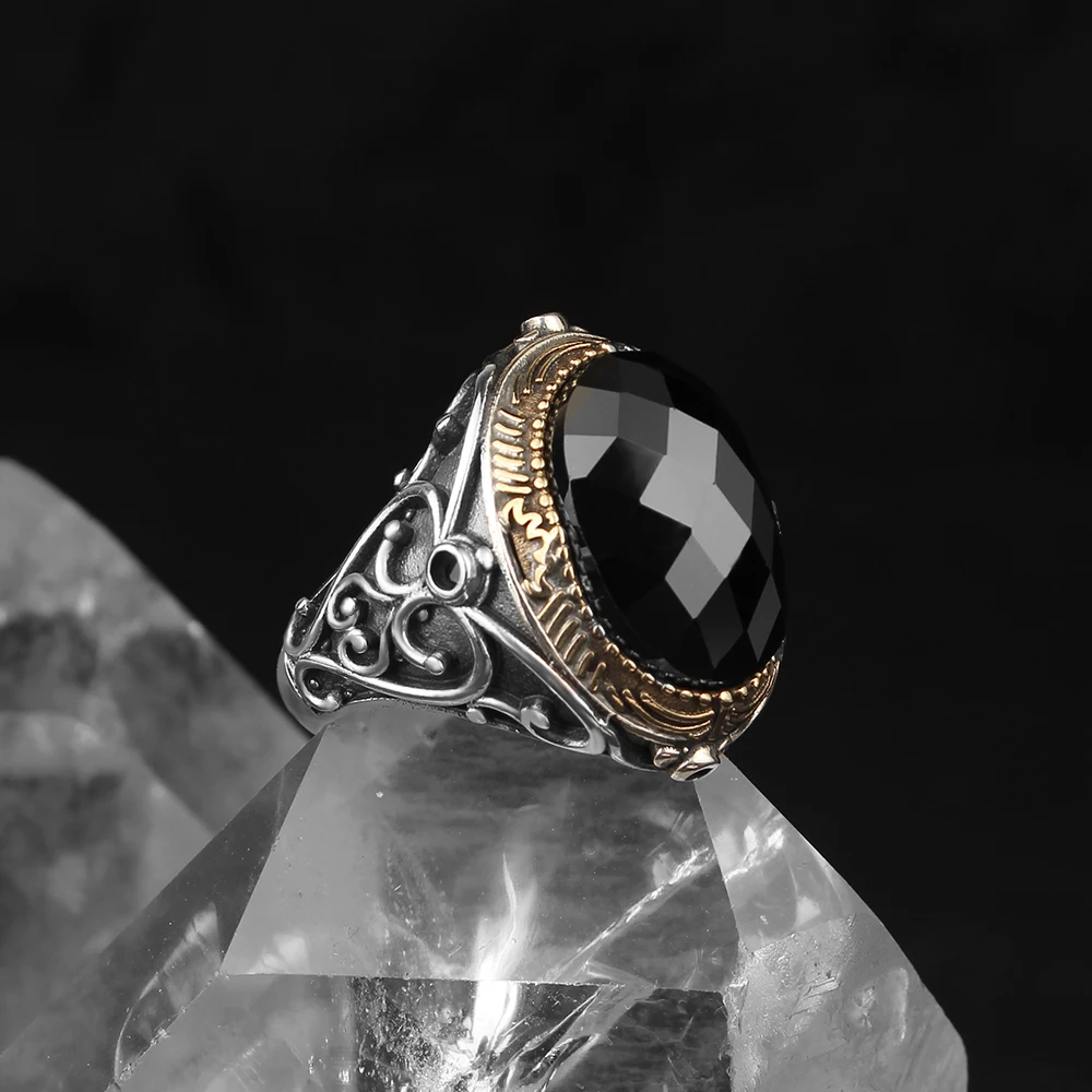 

Серебряное кольцо с цирконом