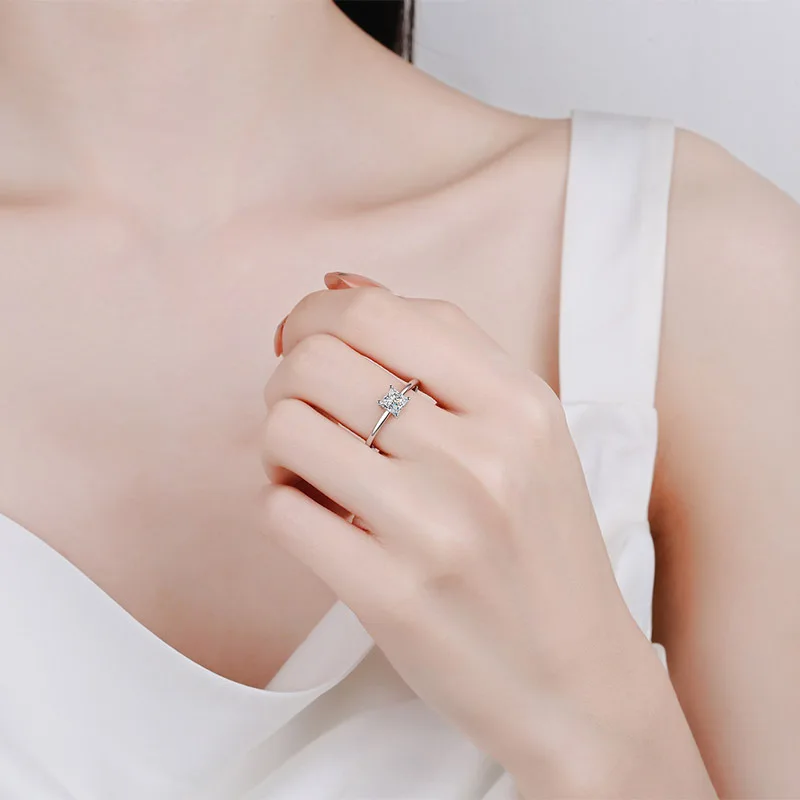 Женское золотое кольцо с муассанитом 18 к