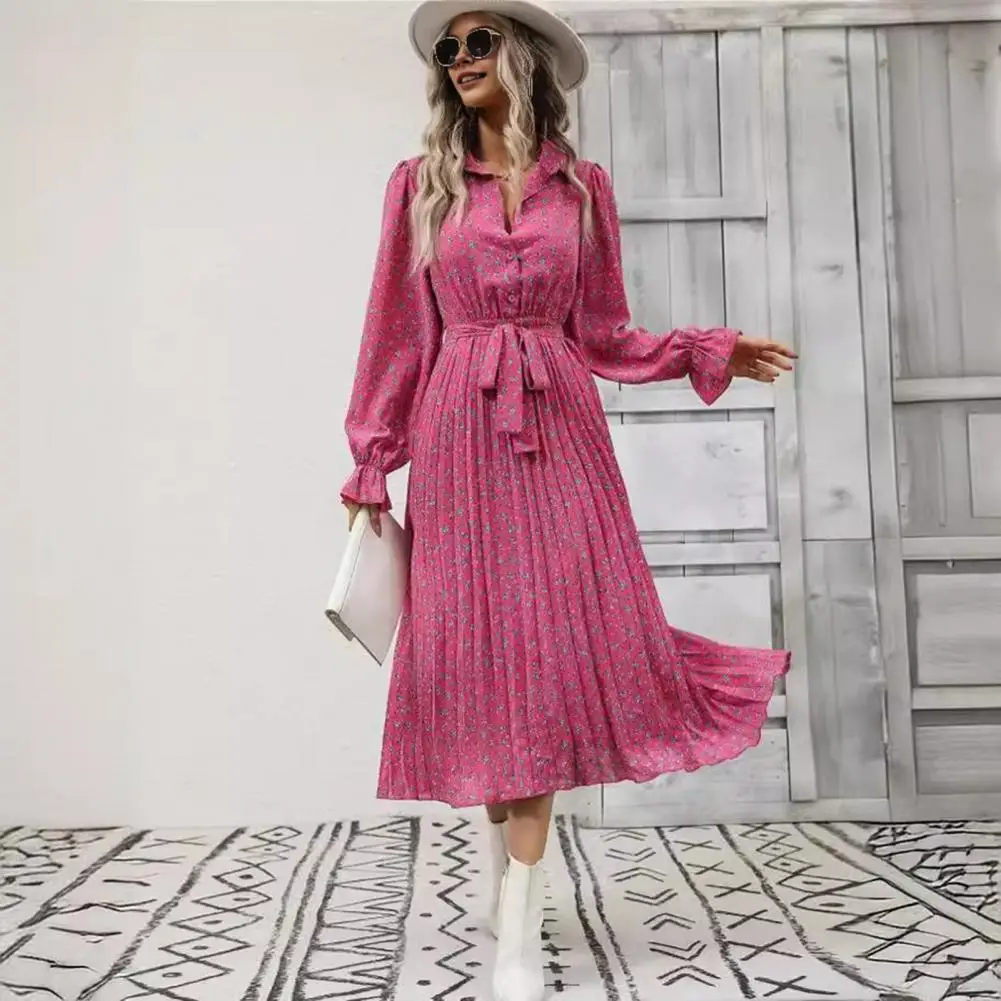 Женское длинное платье средней длины элегантное блестящее с поясом и V-образным