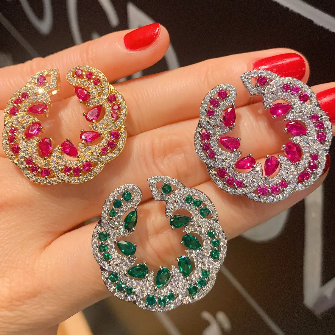

Sparkling Cubic Zirconia Pendant Wedding Women Stud Earrings Gold-Plated Full Rhinestone Statement Round Dangler Luxury Female
