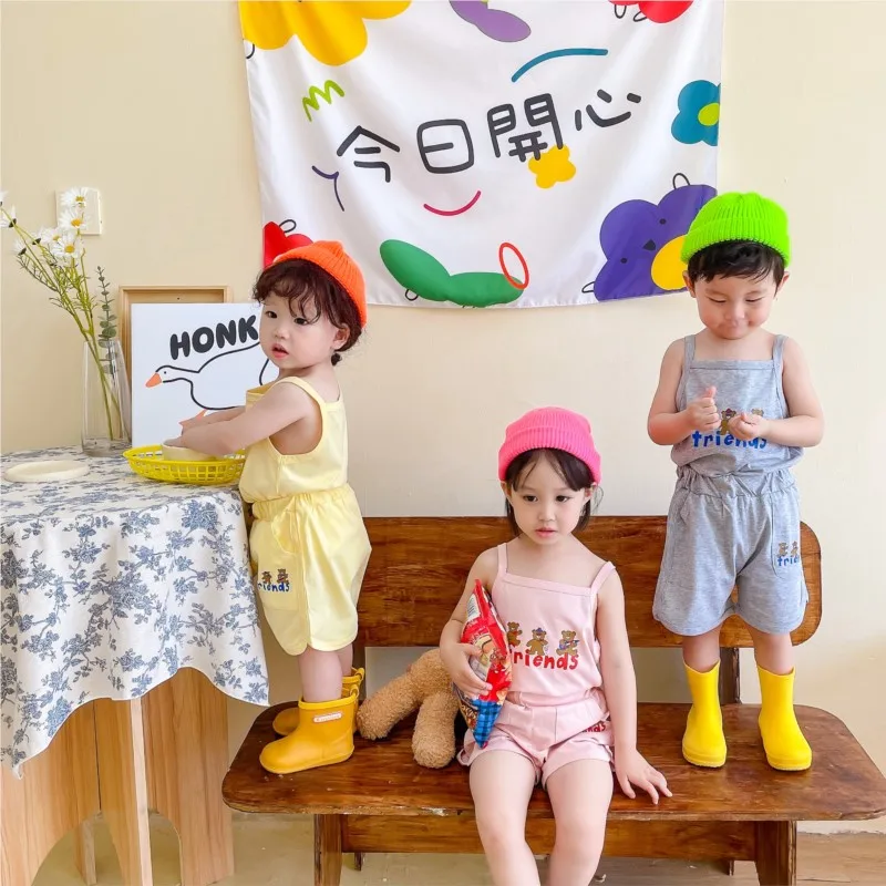 

Комплект летней детской одежды OLEKID для девочек, жилет на подтяжках без рукавов с мультяшным медведем, хлопковые шорты, костюм для мальчиков,...