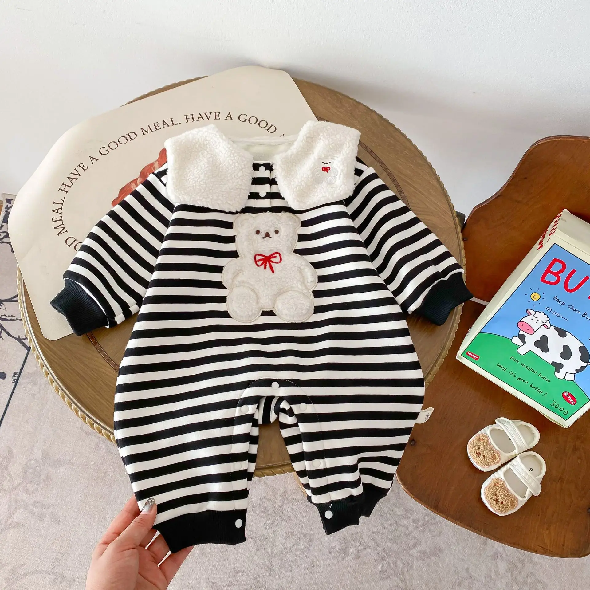 

Детский комбинезон на пуговицах для мальчиков, толстый Свободный комбинезон в полоску, с заплатками и мультяшным рисунком, корейский стиль, весна-осень 2023