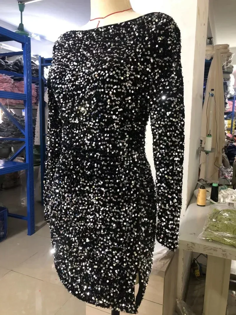 Женское вечернее платье с круглым вырезом и открытыми плечами