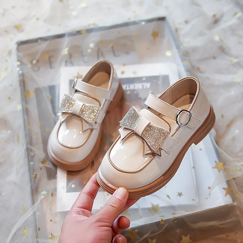 Детская обувь из лакированной кожи с окантовкой женская бантом и петлей весна 2023