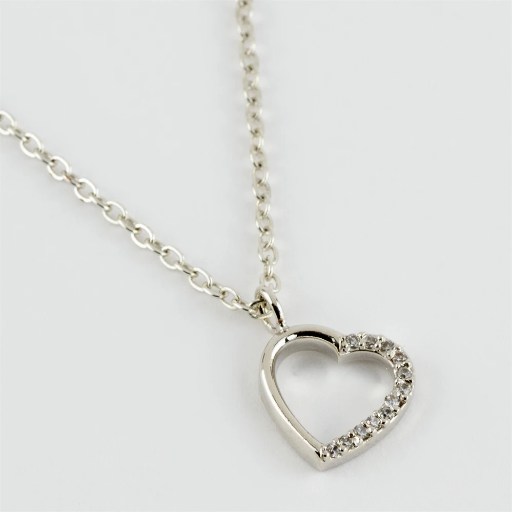 

Крошечное ожерелье с фигурным сердцем из циркония