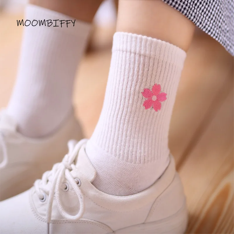 

Носки женские хлопковые с вышивкой «вишневый цвет»