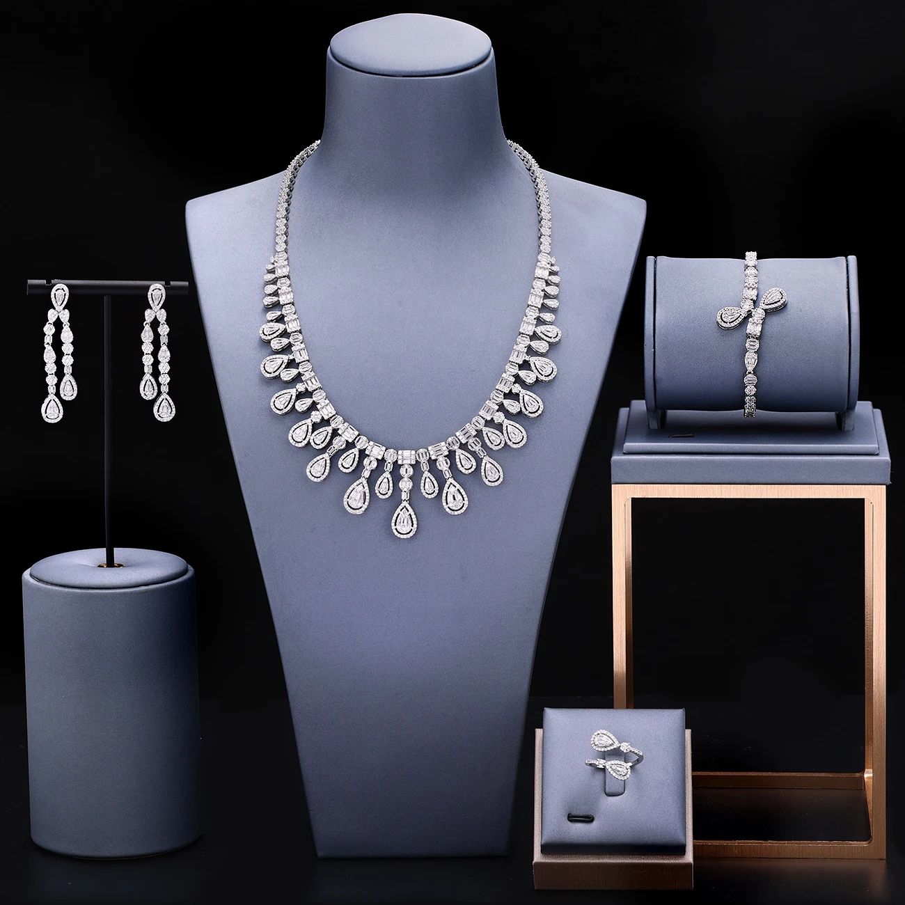 Комплект из колье и серёг 4 предметов