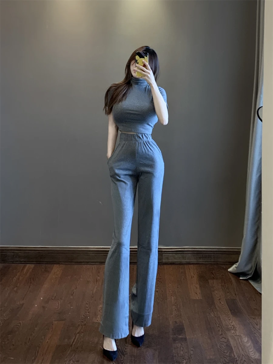 Женский комплект из двух предметов облегающая футболка с высоким воротом и