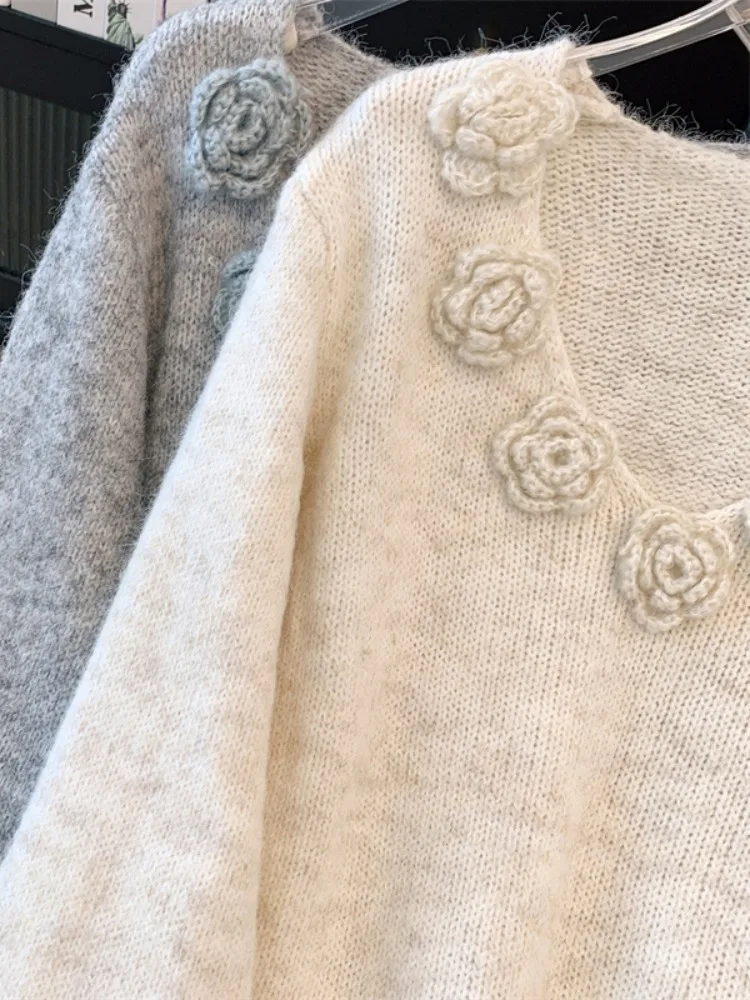 Женский свитер с v-образным вырезом и абрикосовой камелией во французском стиле