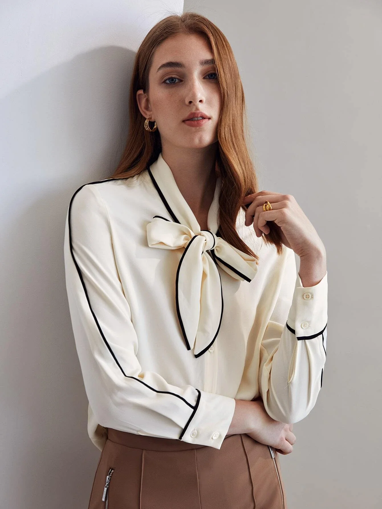 

PREMIUM TIE-NECK CONTRAST BINDING BLOUSE