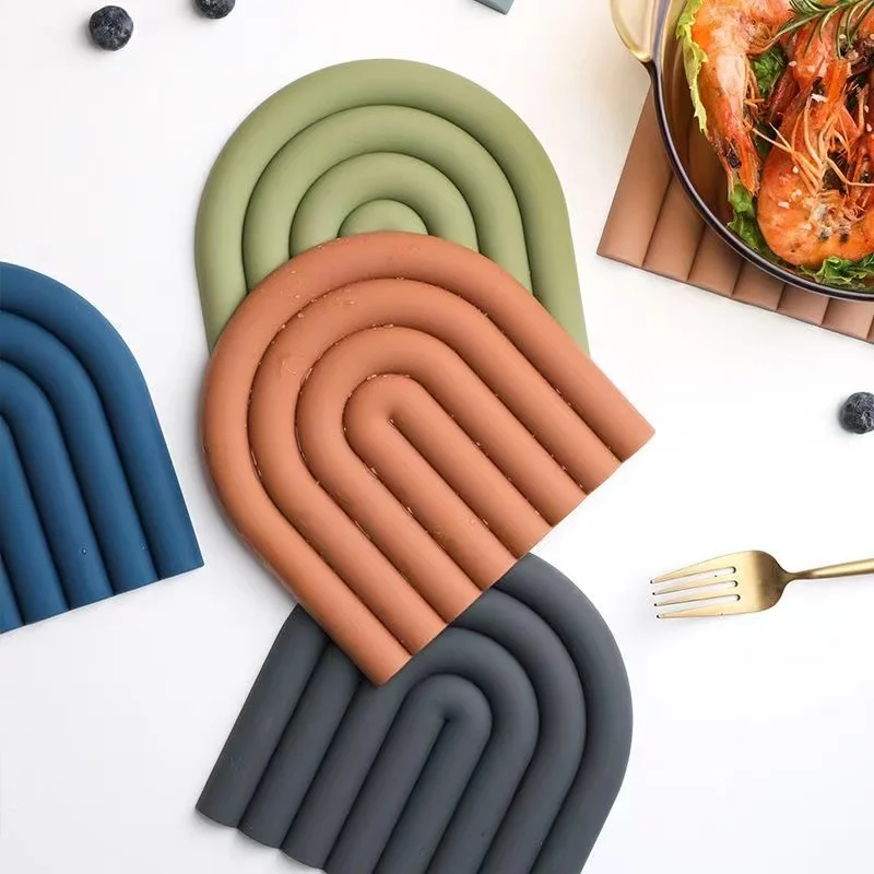 

Теплоизоляционный коврик с защитой от ожогов, утолщенный силиконовый устойчивый к высоким температурам, легко моющийся креативный персона...