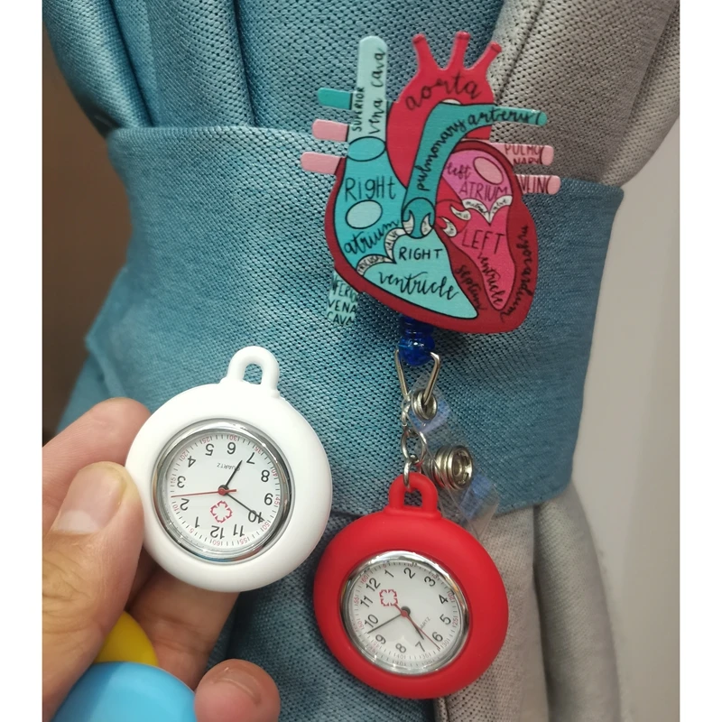 Акриловые часы-бейджи с анатомической схемой сердца