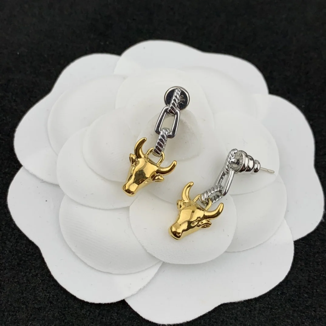 

European and American fashion simple cow head two-color Earrings