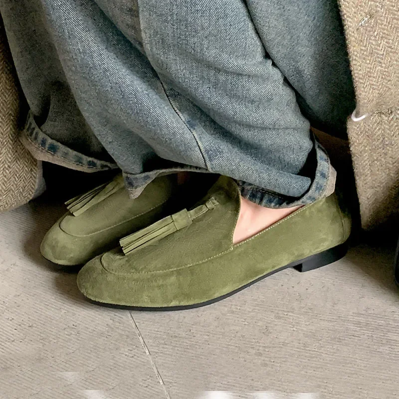 Замшевые лоферы на низком каблуке с круглым носком и кисточками туфли-лодочки