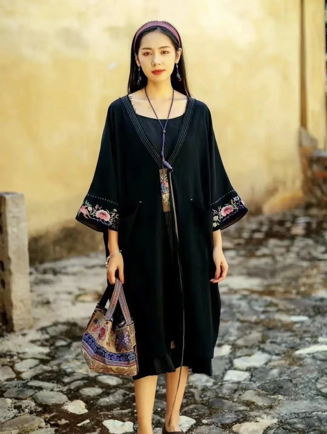 Женский длинный кардиган с вышивкой черный хлопково-льняной на шнуровке одежда