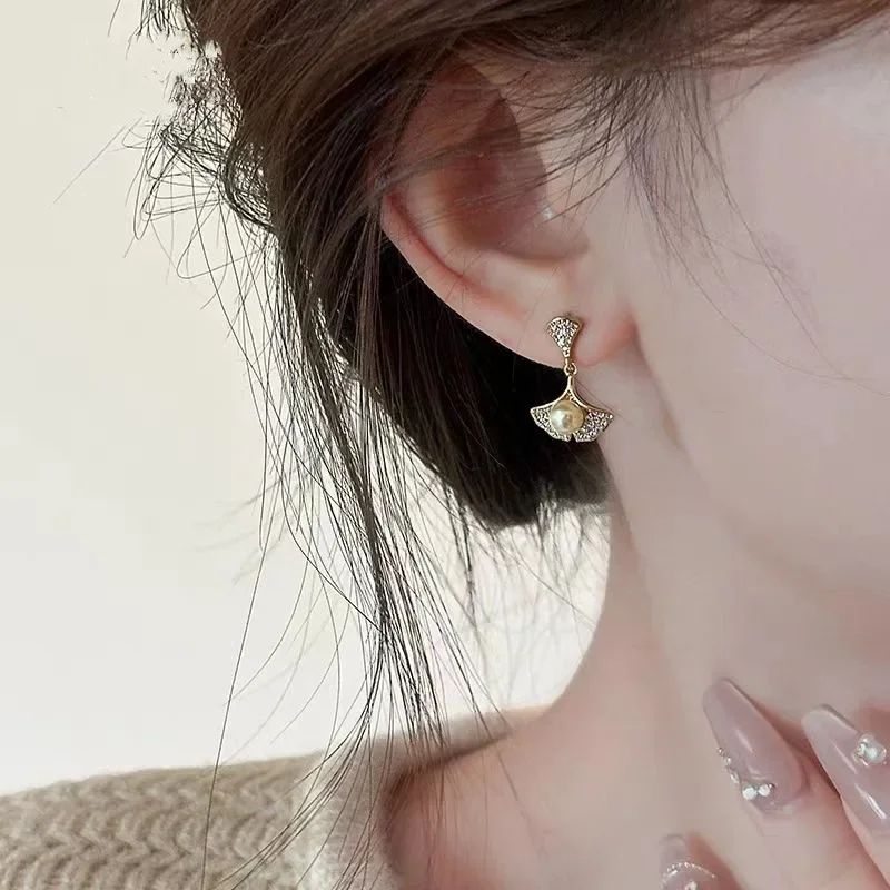 Роскошные легкие серебряные серьги с кленовым жемчугом женские