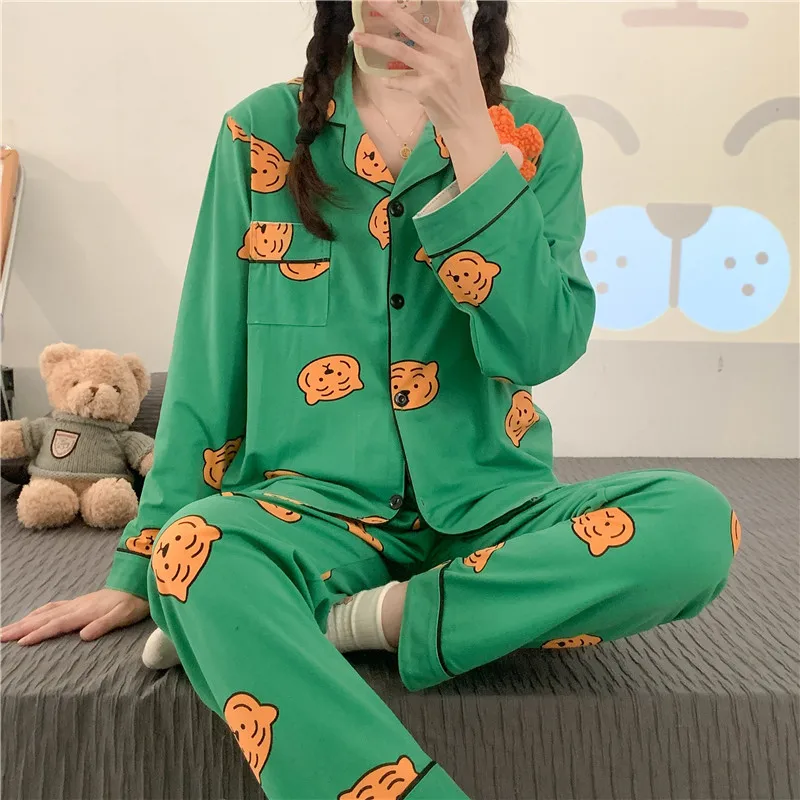 1 Pajamas women's wavy striped pajamas women can wear long-sleeved home clothes suits in spring and autumn.