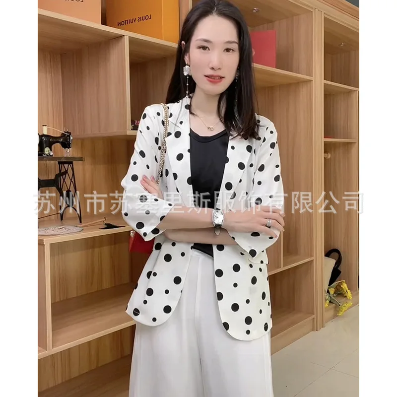 Женский короткий костюм из шелка тутового шелкопряда черно-белый в горошек с