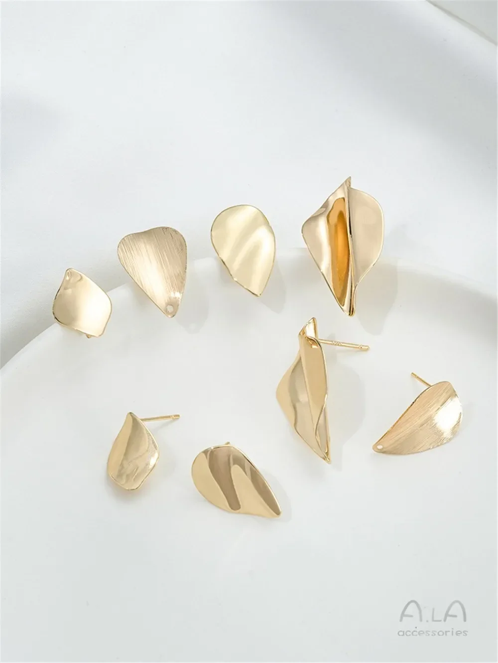 Глянцевая изогнутая поверхность в форме листа с позолотой 14 карат и подвесными