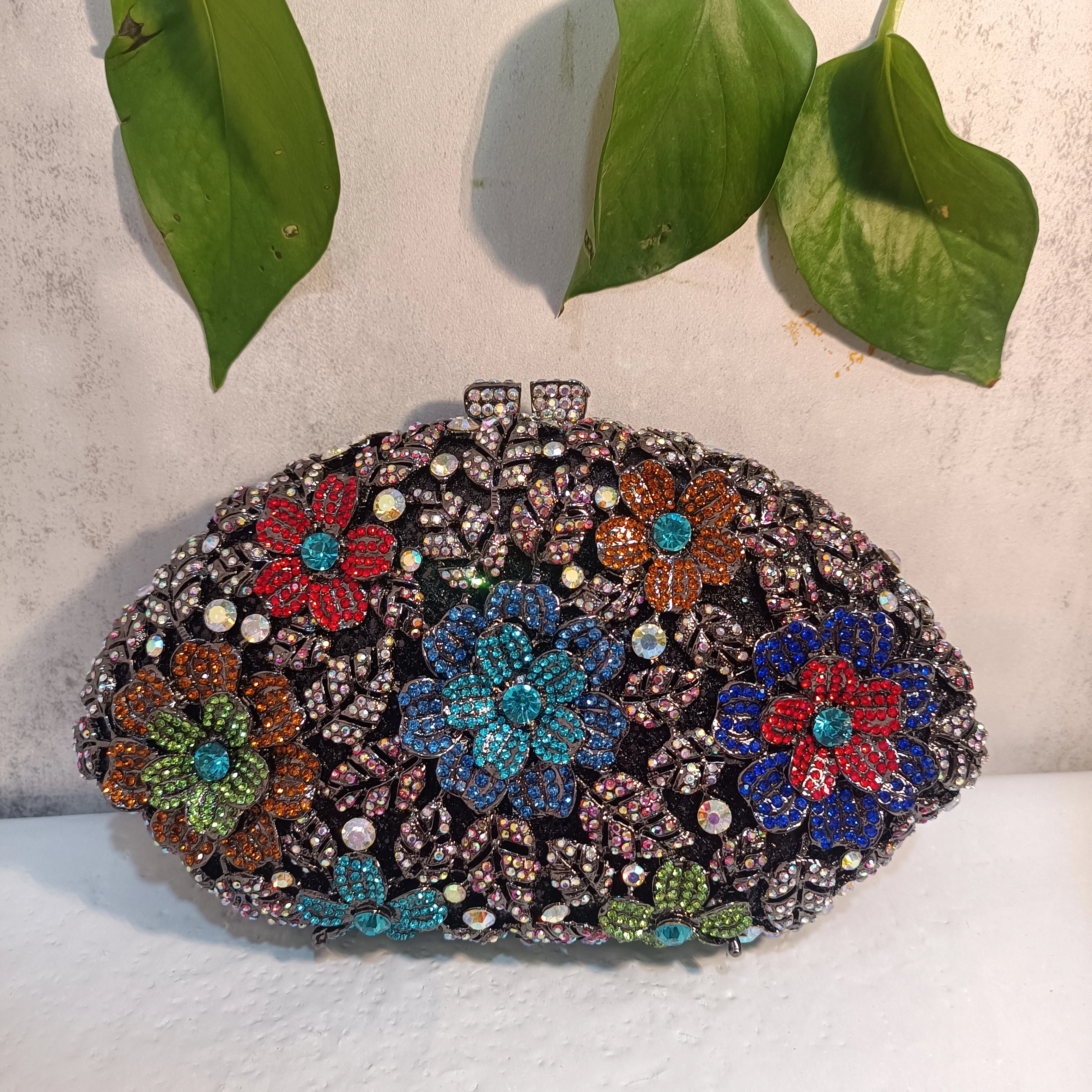 

Женская вечерняя сумка с разноцветными бриллиантами и цветами