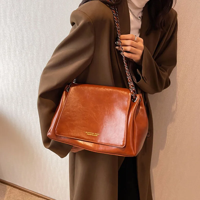 Large Capacity Retro Women's Shoulder Bags Soft Leather Chain Hobos Crossbody Bag Simple Casual Commuter Tote Satchel Versatile