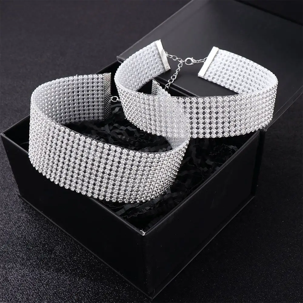 

Ожерелье-чокер со сверкающими бриллиантами в стиле панк