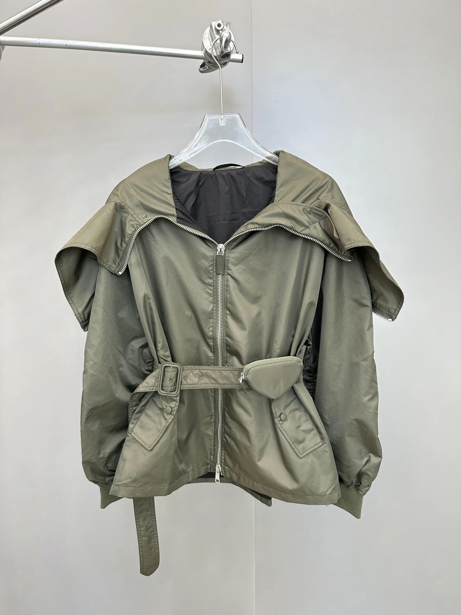 

New trench coat, classic recycled nylon fabric, with waist belt buckle waist version of and handsome8.10