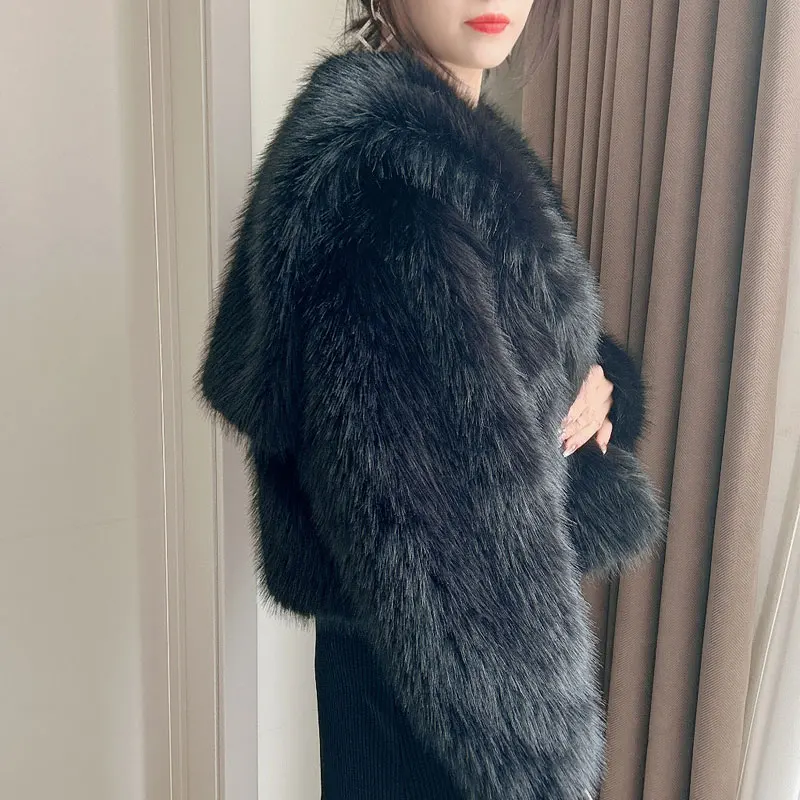 Осенне-зимнее короткое пальто с искусственным лисьим волосом