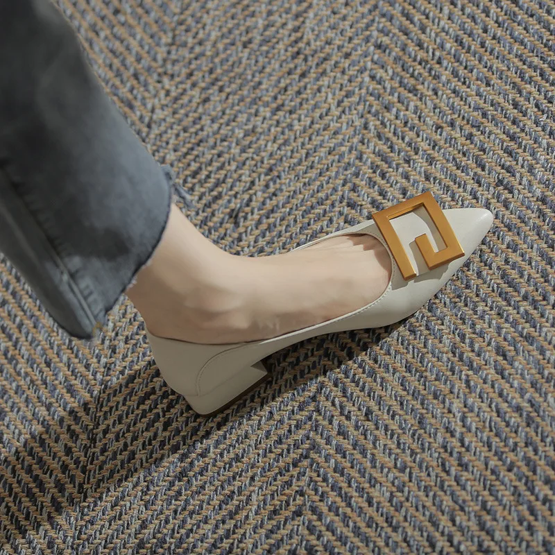 Кожаная женская обувь универсальная осенняя на низком каблуке с острым носком