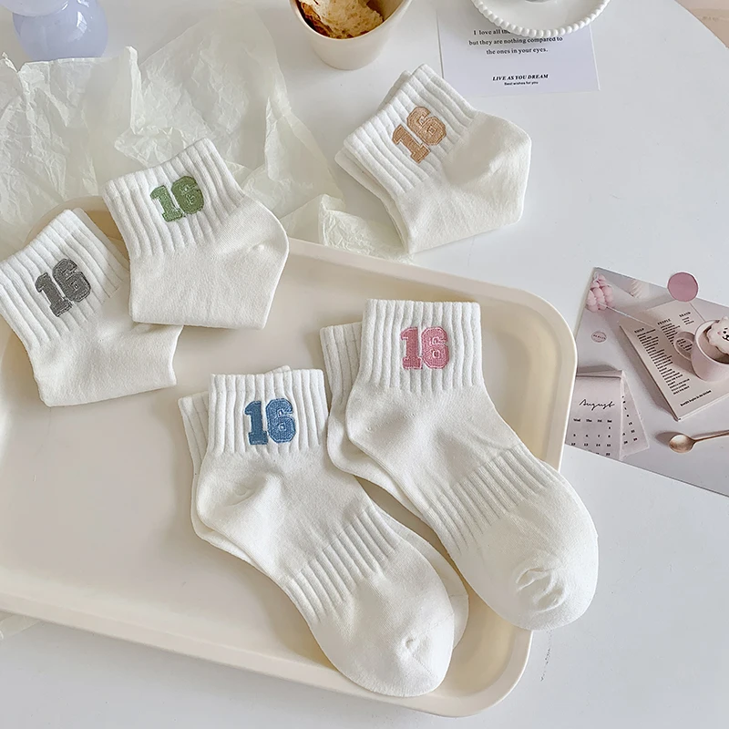 Белые вышитые цифровые женские носки, женские модные спортивные дышащие хлопковые носки для женщин и девушек, корейские носки