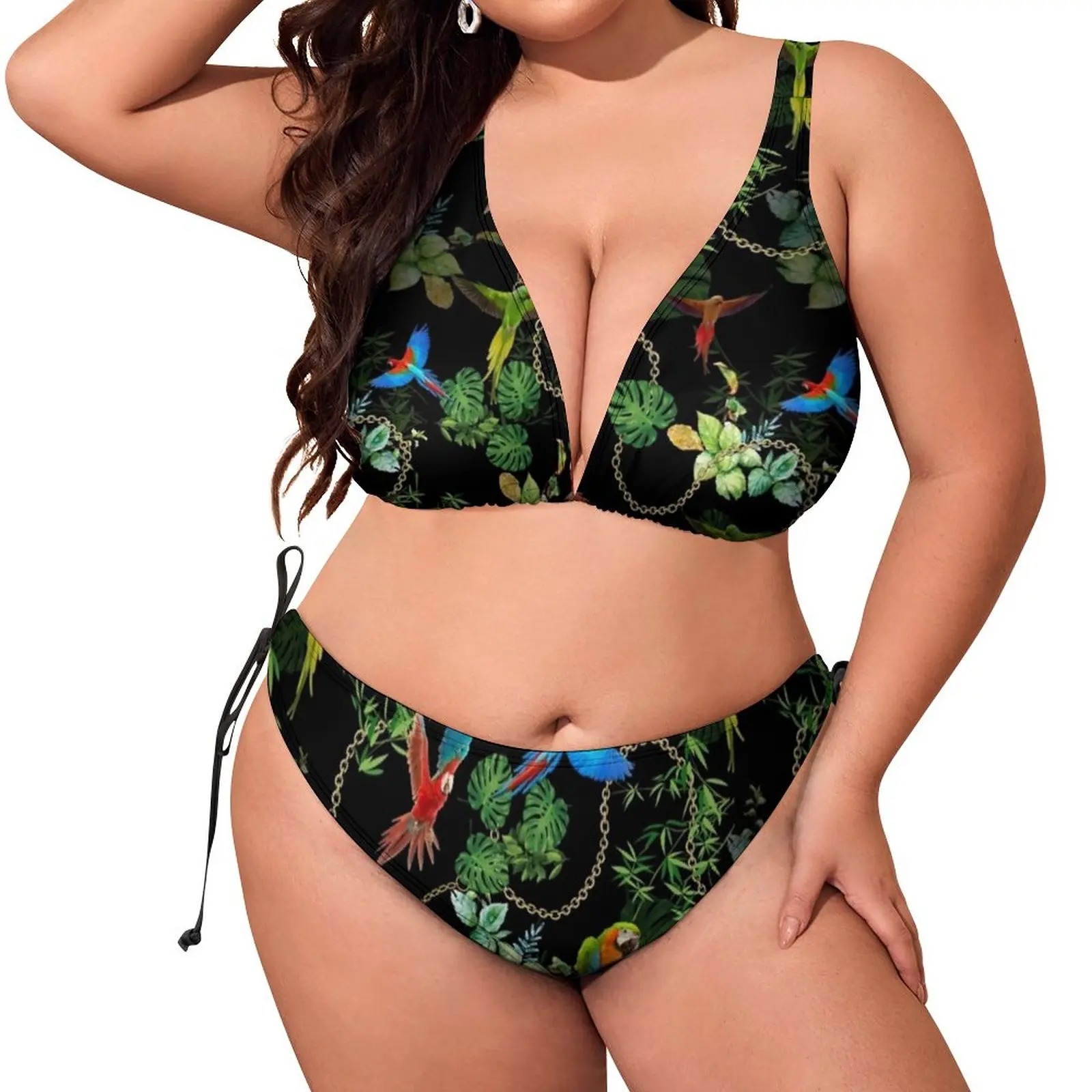 

Женский купальник с пуш-ап эффектом и золотыми цепочками