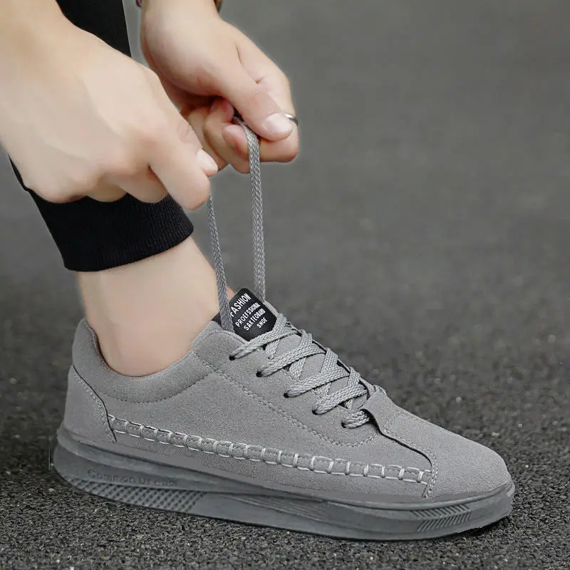 Мужские модные однотонные туфли для прогулок и скейта Нескользящие на шнуровке