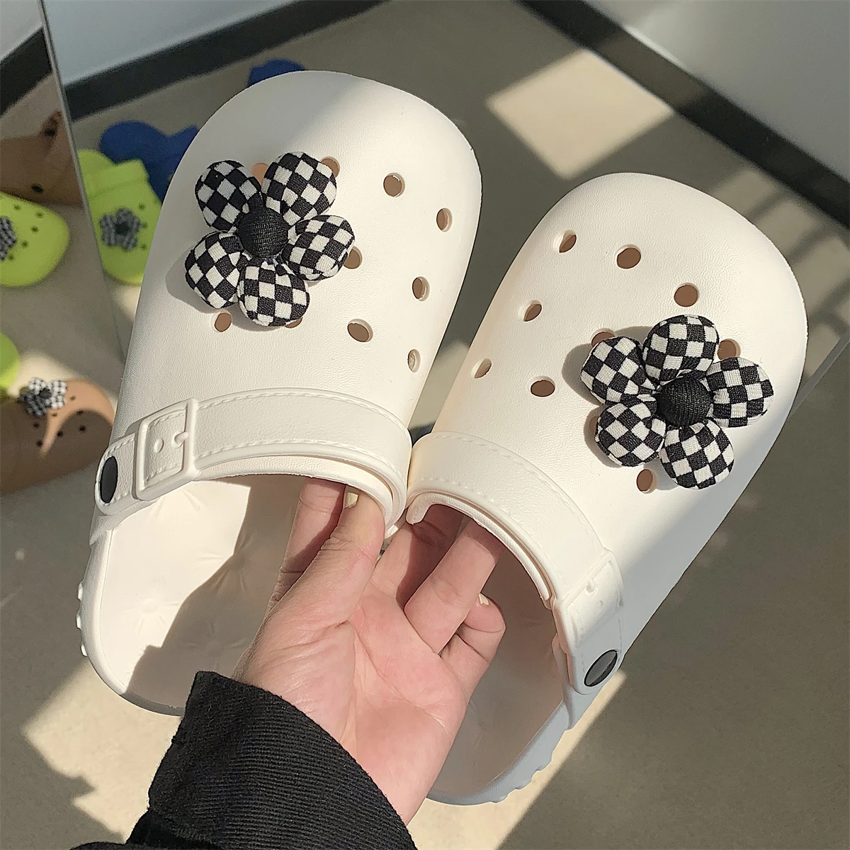

2022 New Summer Fashion Couple Cute Checkerboard Flower Hole Sandals Light Baotou Beach Shoes Non-slip Adult Soft Bottom Slipper