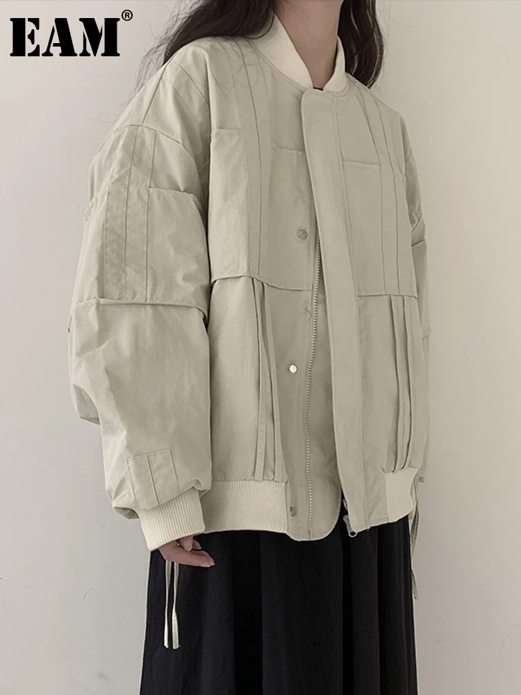 

[EAM] Loose Fit Beige Pleated Pockets Big Size Jacket New Stand Collar Long Sleeve Women Coat Fashion Spring Autumn 2023 1DF5948