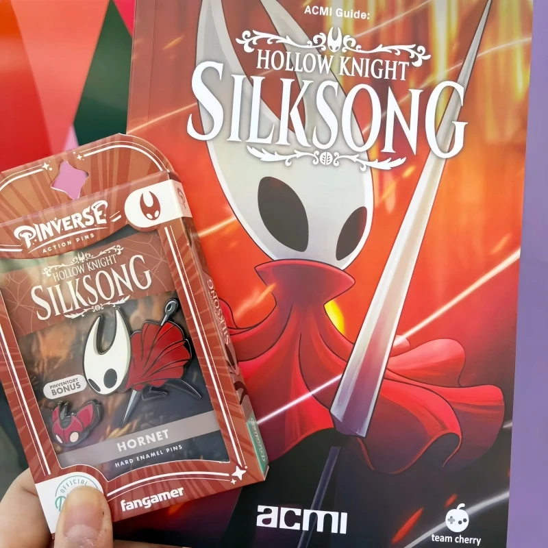 Фото Металлический значок Hollow Knight, брошь Silksong Hornet/The Knight, твердая эмаль, булавки с персонажами аниме, коллекция подарков №5
