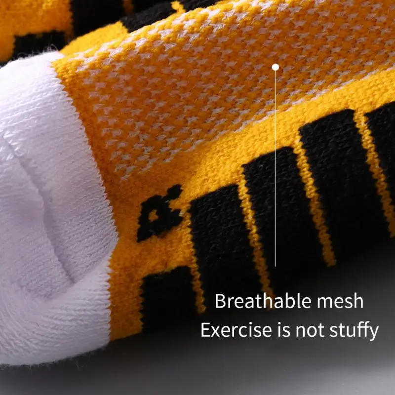 2 Pairs Men Breathable Sports Socks Mesh Comfortable Socks Outdoor Non-slip Anti-dropping Practical Casual Socks