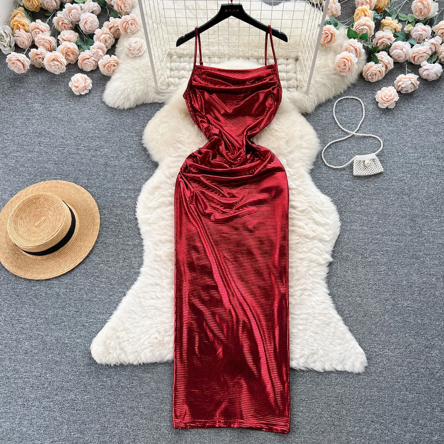 

Женское винтажное платье-карандаш с открытыми плечами и разрезом