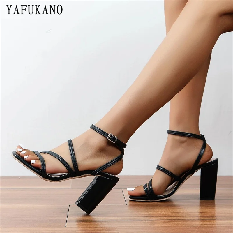 Минималистичные сандалии на массивном каблуке с ремешками и ремешком щиколотке