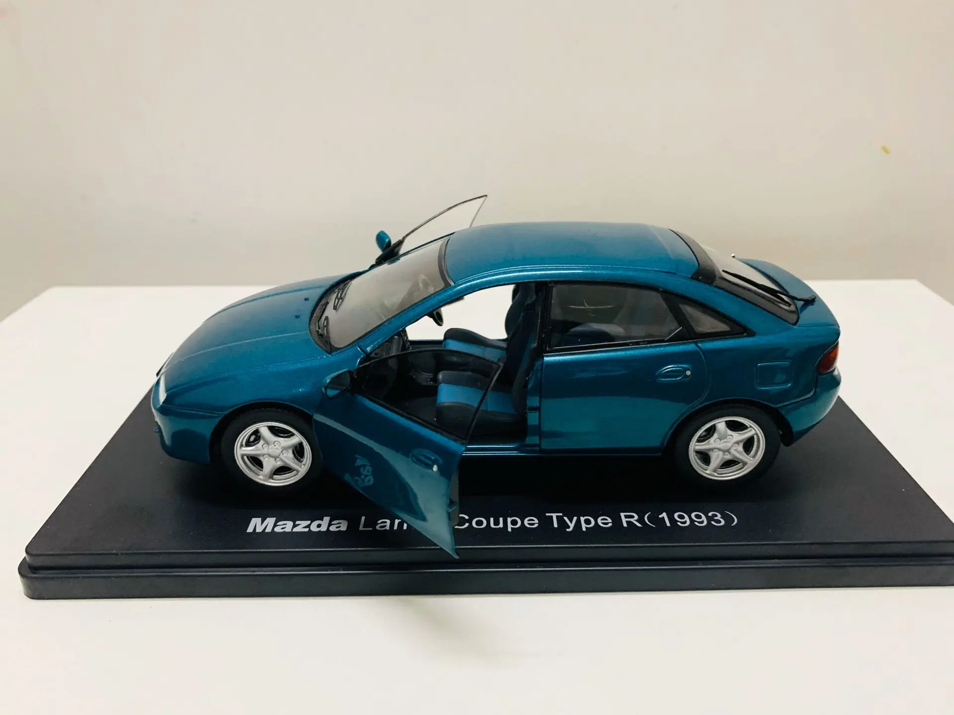 

Mazda Lantis Coupe Тип R 1993 2 открытая дверь масштаб 1:24 Литой под давлением модель автомобиля Новый в коробке