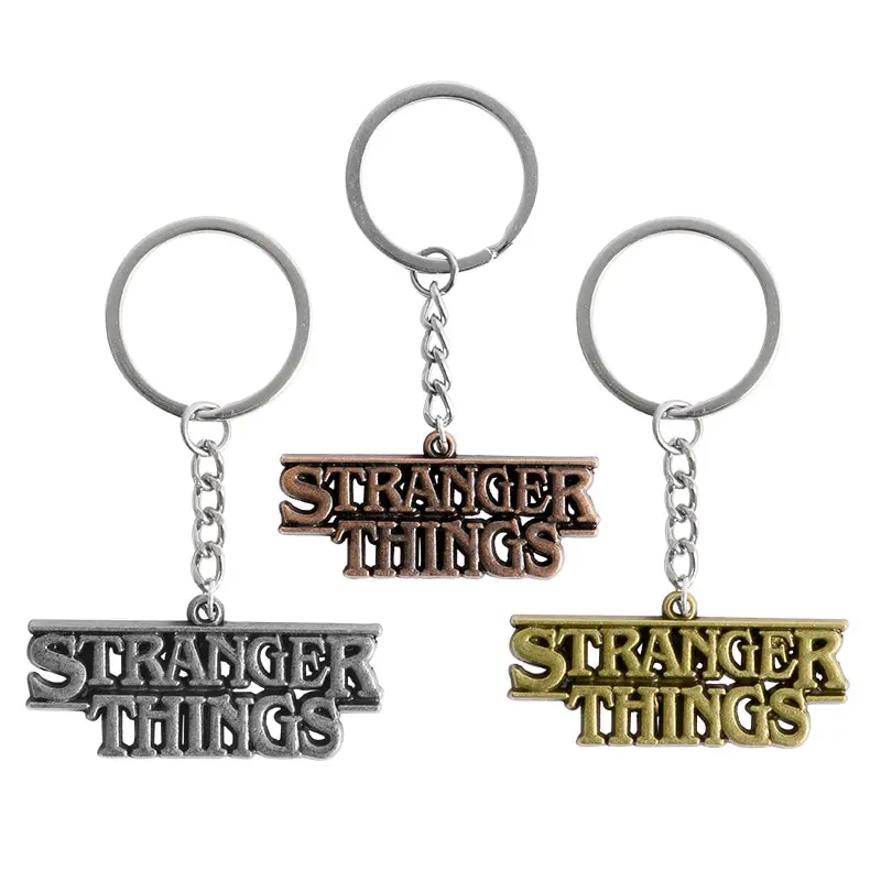 

Брелок для ключей с надписью «очень странные дела»