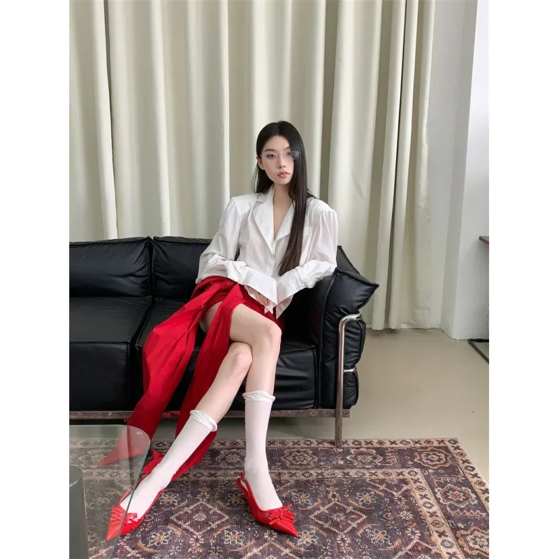 Чувственный дизайн белое мини-платье с длинными рукавами и красной юбкой бантом