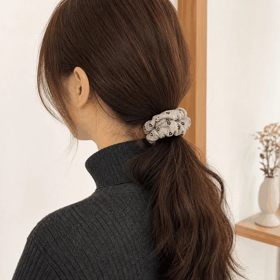 Фото Серая мини-резинка для волос с цветочным узором, однослойная, из текстурированной ткани, имитирующей трикотаж, ручной работы, для хвоста и пучка, нейтральная, женская №5