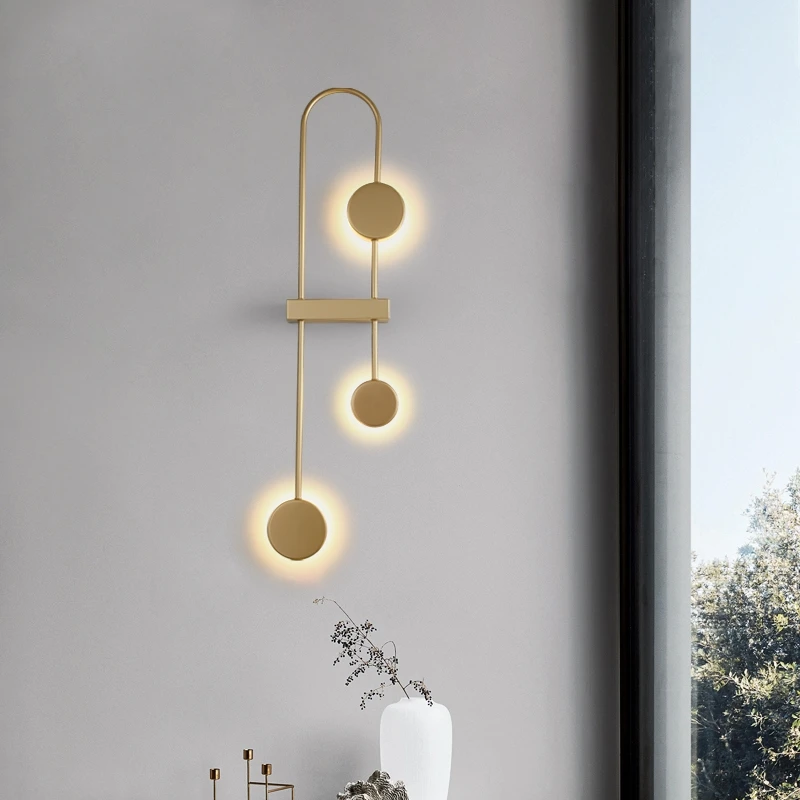 

Скандинавская Современная черная настенная лампа, декоративный светильник в стиле пост-модерн для гостиной, спальни, роскошное Золотое оформление