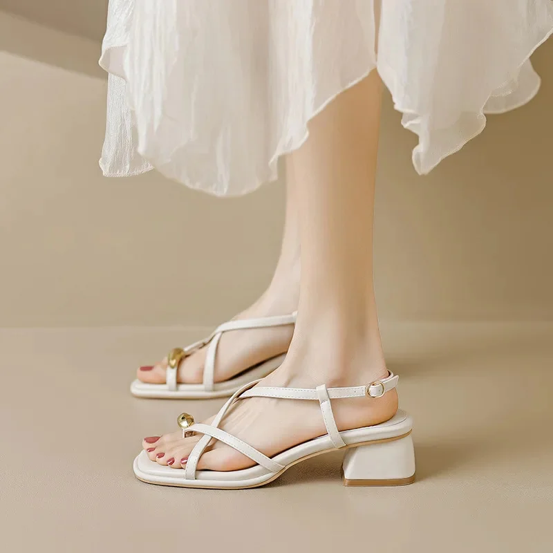 

2023 женские уличные летние сандалии на высоком каблуке в Корейском стиле с металлическим украшением, рабочая одежда, женская повседневная обувь 41-43