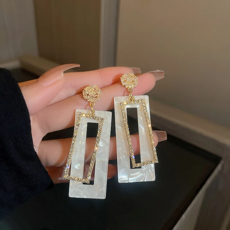 

2022 Korean New White Resin Acrylic Geometric Rectangle Dangle Earrings For Women Temperament Fashion Crystal Ohrringe Brincos
