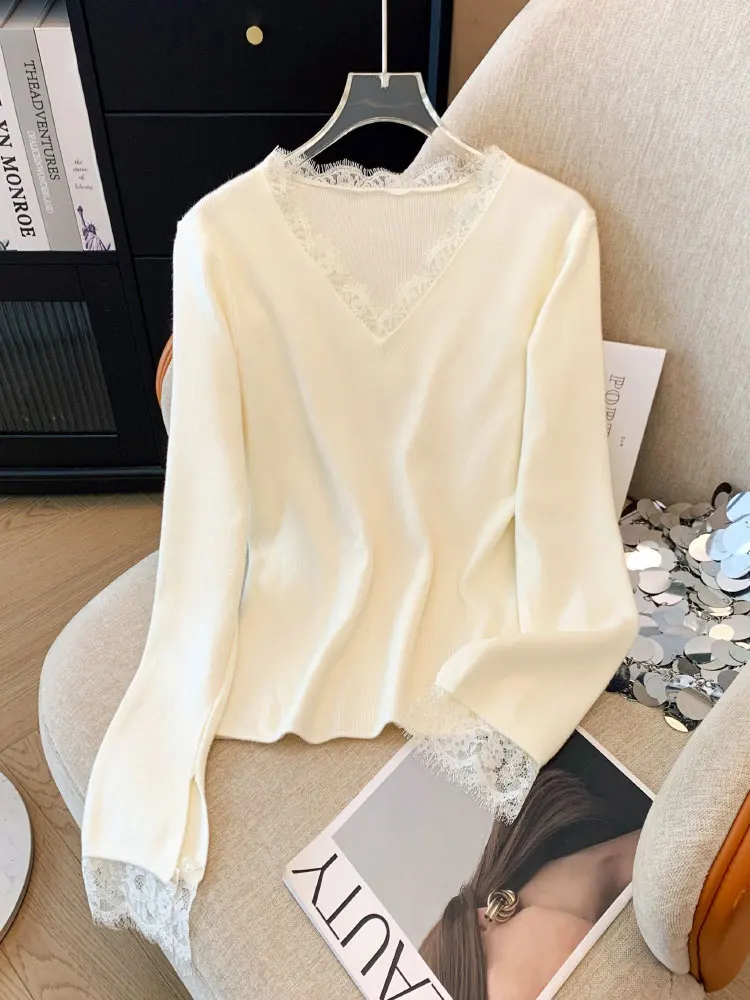 Белый вязаный женский свитер с v-образным вырезом и кружевной строчкой